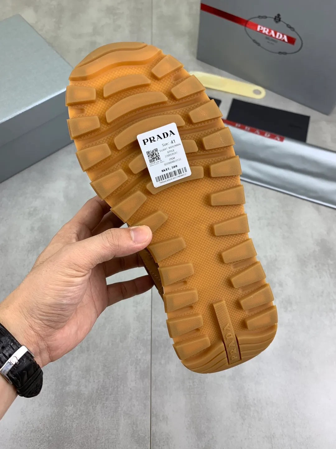 Men's Men's Shoes 💰P560 💰【New Style】 The latest model of high-quality PRADA classic men's shoes has been launched on the official website at a 1:1 replica, synchronized in Hong Kong and on the same catwalk; all made of calfskin➕imported cowhide lining, 🍡🍡original rubber outsole, non-slip and wear-resistant; comfortable on the feet, attractive style, fine workmanship, and simple and neat shoe lasts, highlighting a man's courage and toughness, 👍size 38 to 44 (45 can be customized) black White color🉑️choose